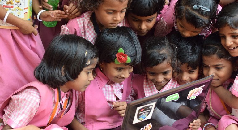 Du Tadjikistan au Costa Rica : des filles réduisent l'écart entre les sexes sur l'Internet
